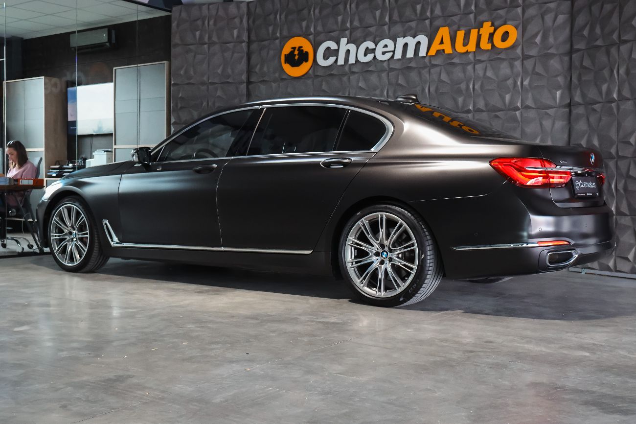 Detailed view of the car